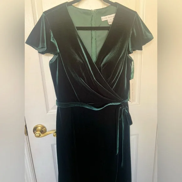 NWT Elegant ALLURE BRIDESMAIDS Green Velvet Dress SZ 12 V-neck built in bra - Picture 3 of 11